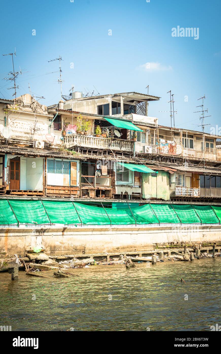 Ufer des Chao Praya River auf dem Weg zum Tempel Wat Arun, Bangkok, Thailand Stockfoto