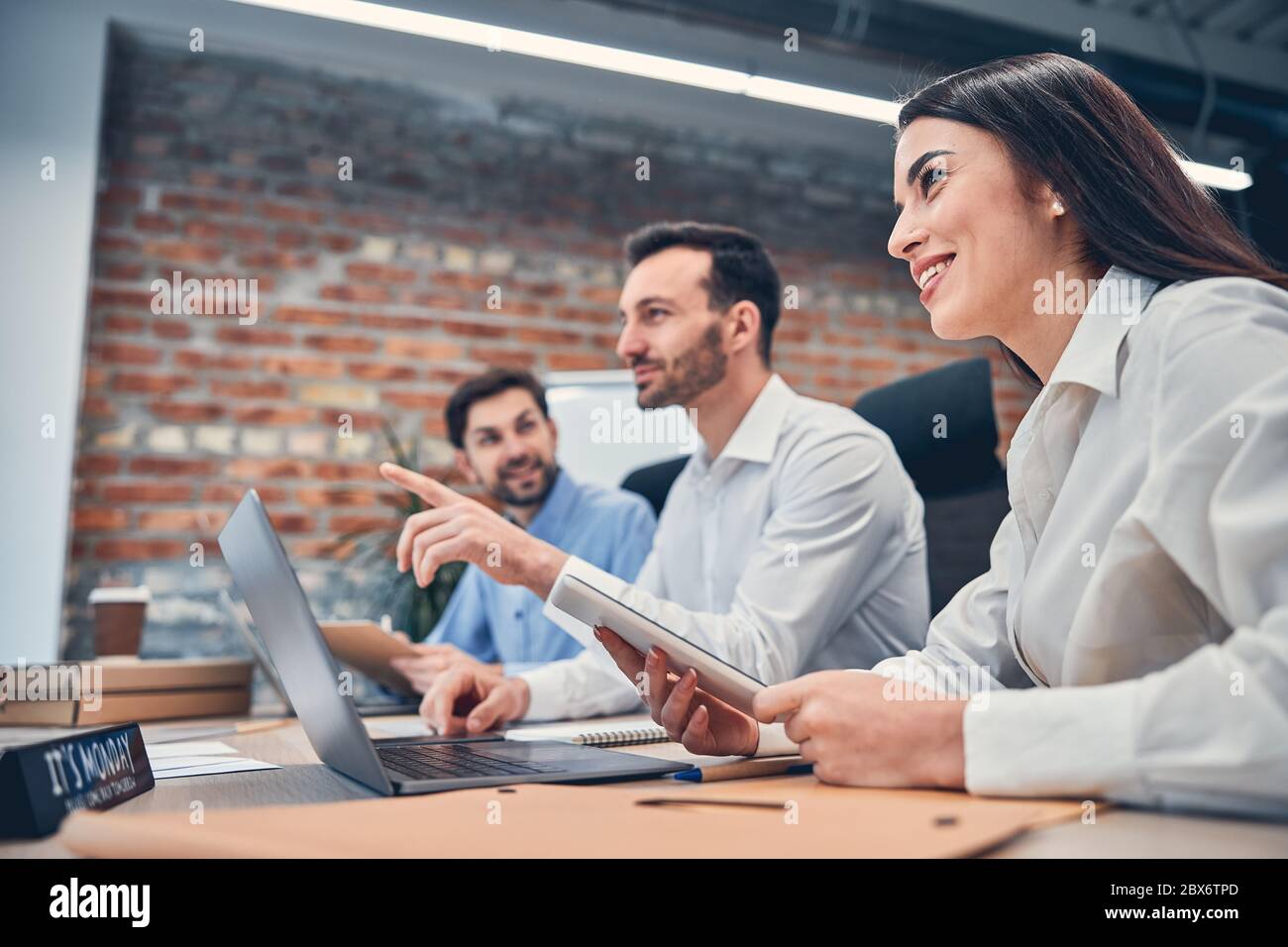 Manager arbeiten gemeinsam im Besprechungsraum Stockfoto