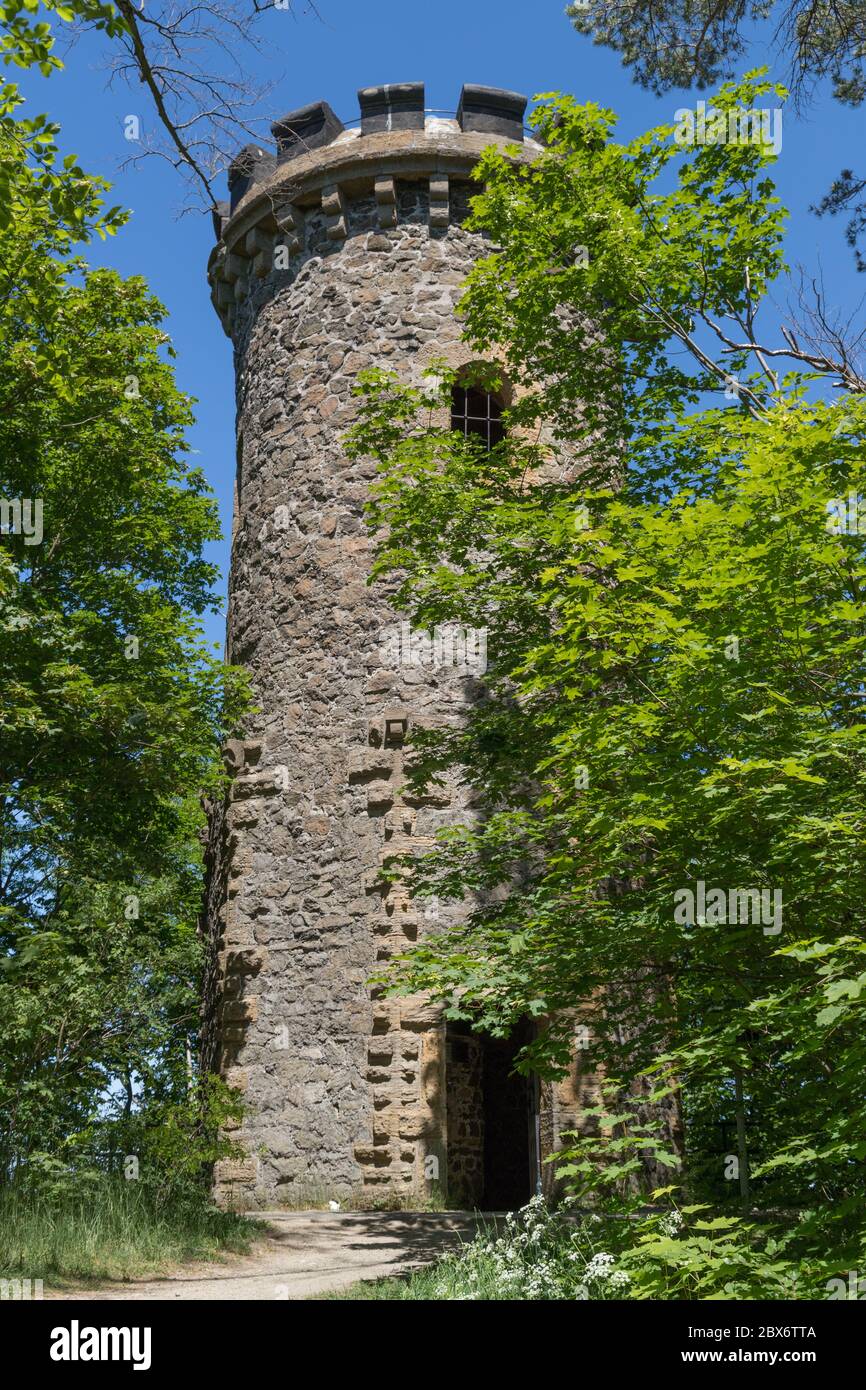 Turm auf einem Wanderweg in einem Wald von Harz, Deutschland Stockfoto