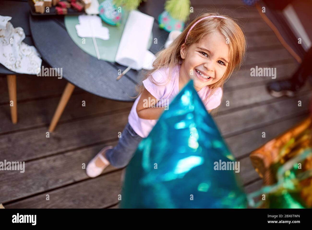 Draufsicht der niedlichen lächelnden Mädchen draußen Stockfoto