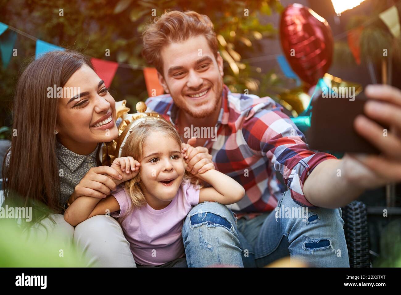 Familie mit Tochter machen Selfie und Spaß haben Stockfoto