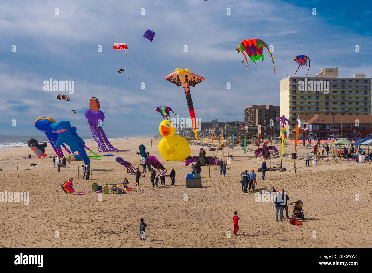 Long Branch, NJ, USA -- 23. April 2017. Foto von Menschen fliegen bunte Drachen am Strand bei Long Branch, NJ. Stockfoto