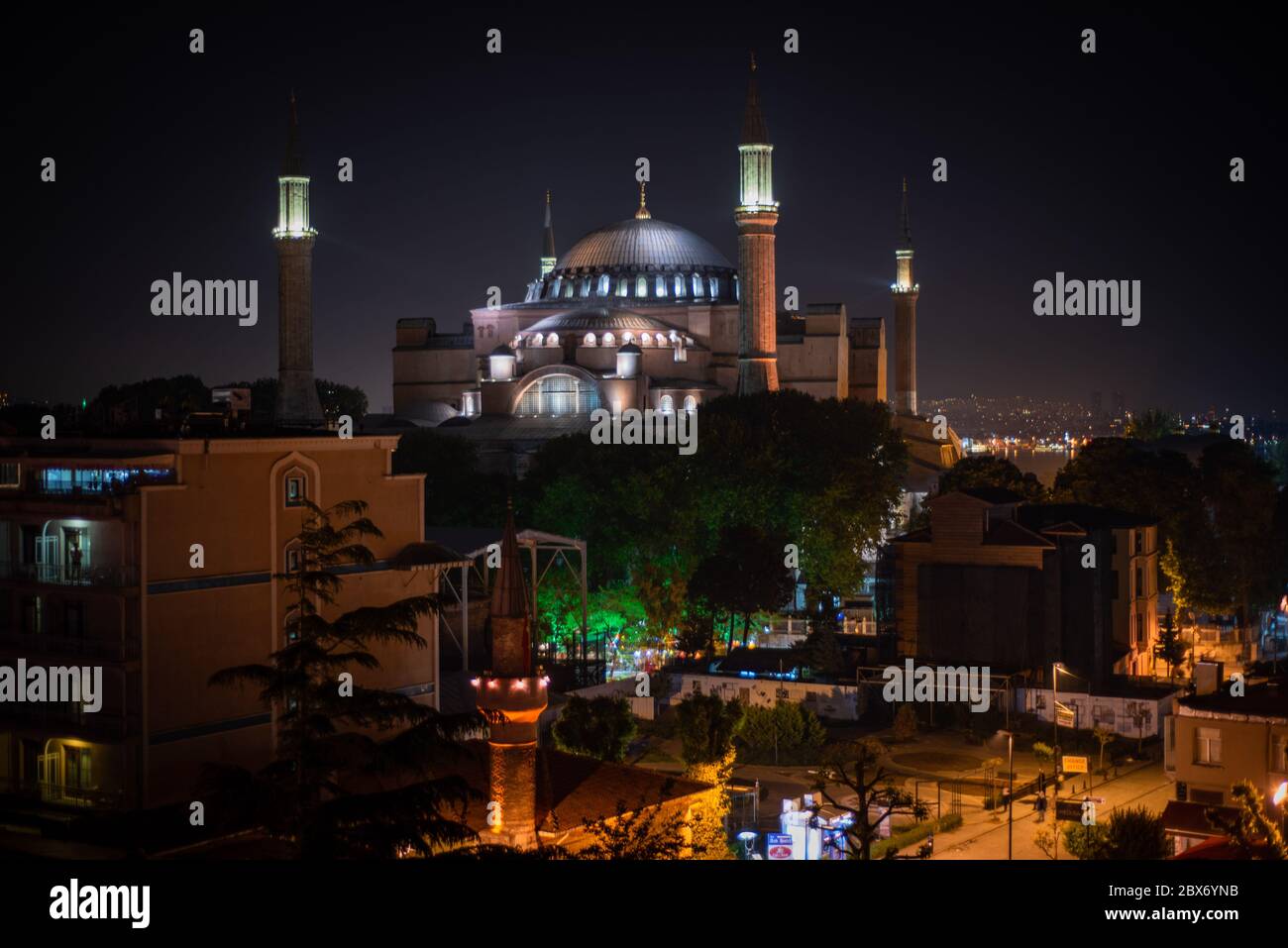 Die ehemalige Moschee Hagia Sophia in Istanbul, Türkei beleuchtet bei Nacht Stockfoto