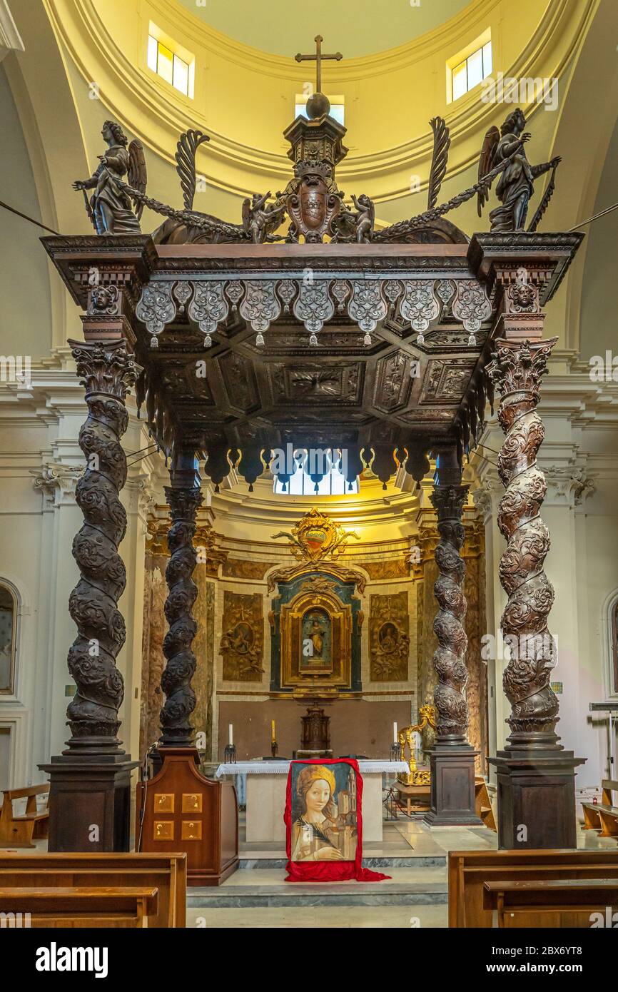 Atri. Kirche Santa Reparata, Walnuss Baldachin. Atri, Region Abruzzen, Italien, Europa Stockfoto