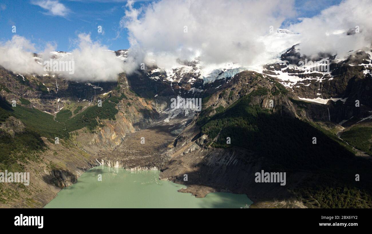 Luftaufnahme auf dem Cerro Tronador, dem höchsten Berg des Nahuel Huapi Nationalparks in Patagonien, Argentinien, der als Black Glacier bekannt ist Stockfoto