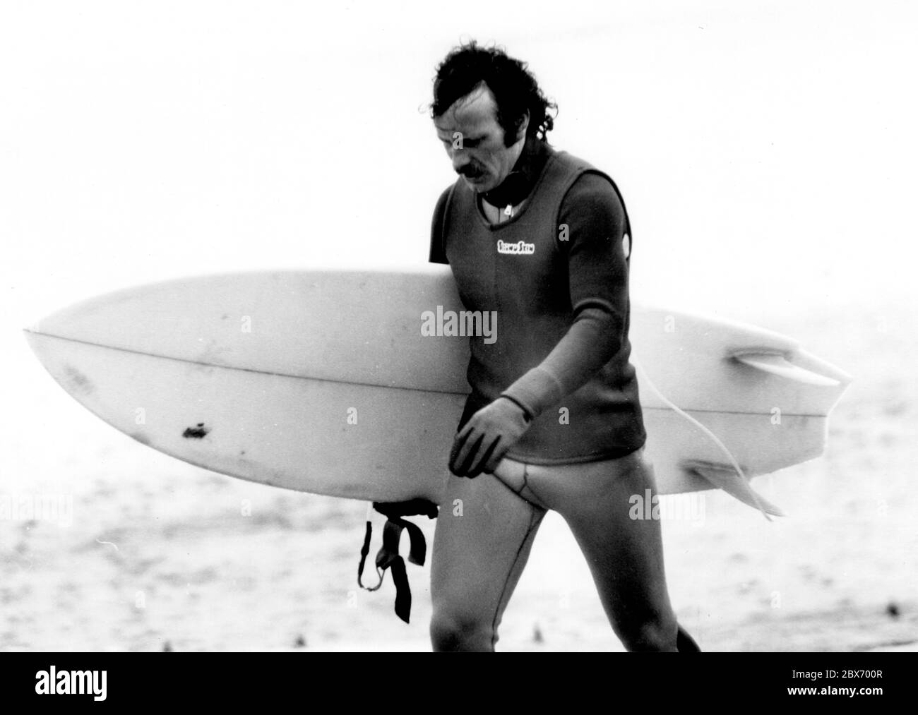 Pete Bounds, Gewinner des internationalen Surfwettbewerbs Easky Pro am Smirnoff 1979 mit dem hochmodernen Zwillingsfinnen-Surfbrett Stockfoto