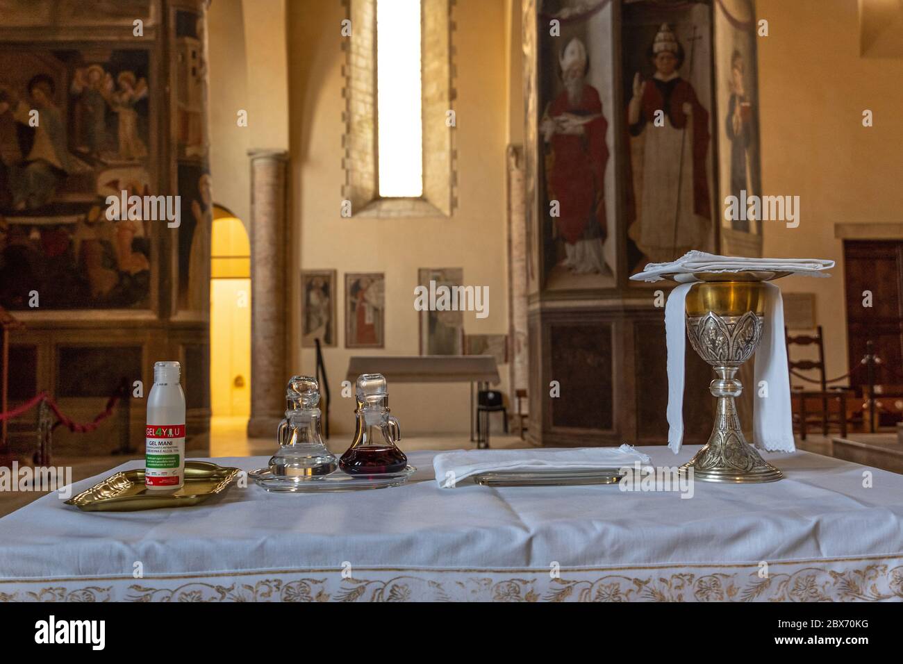 Heilige Messe in der Zeit des pandemischen Coronavirus. Atri, Region Abruzzen, Italien, Europa Stockfoto