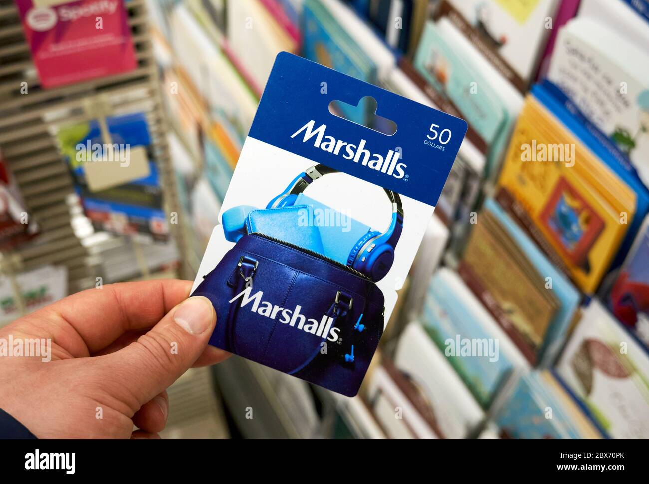 Montreal, Kanada - 03. Mai 2020: Marshalls Geschenkkarte in einer Hand über einem Ständer mit Geschenkkarten. Marshalls ist eine Kette von amerikanischen Off-Price-Abteilung sto Stockfoto