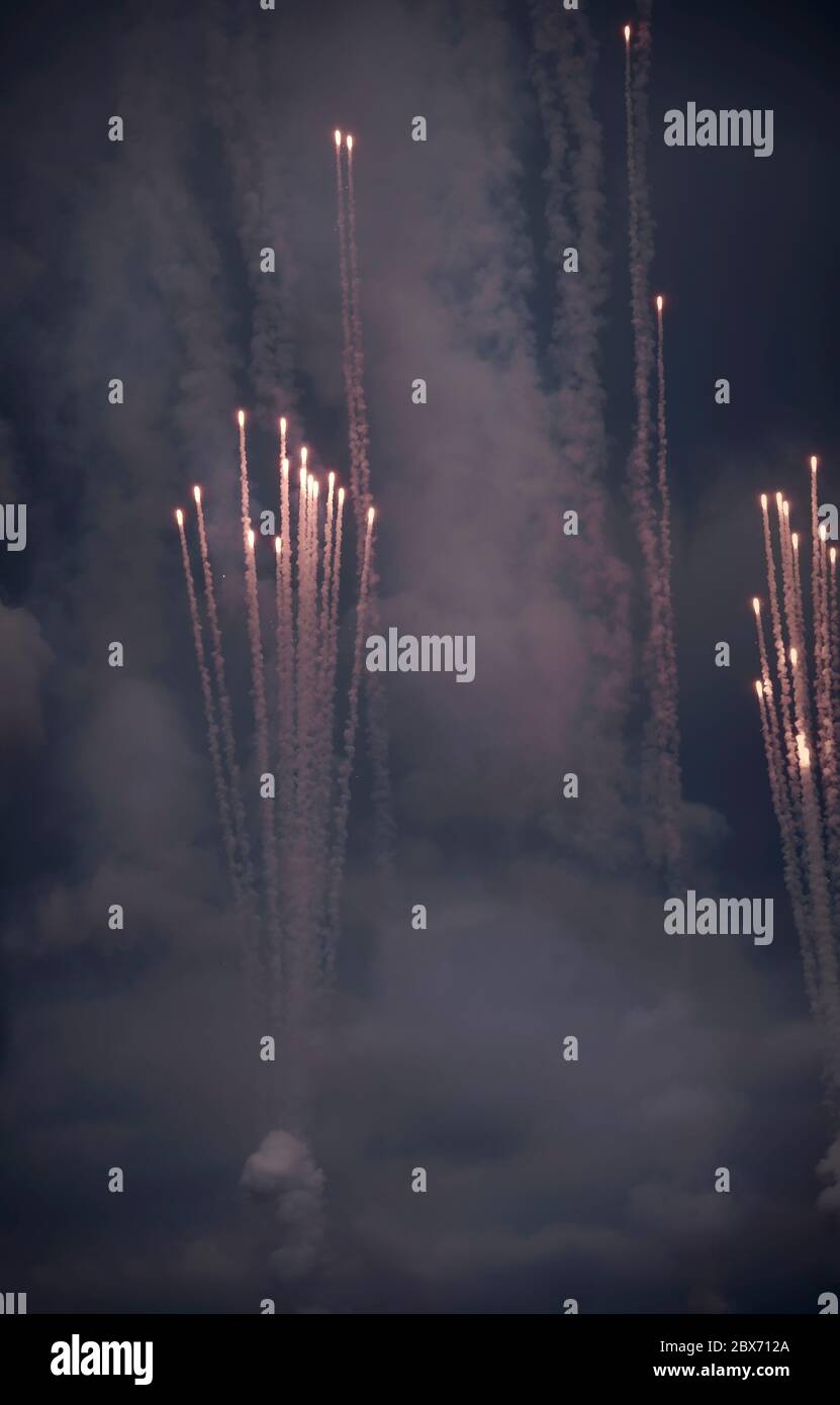 Nachthimmel mit funkelndem Feuerwerk und Rauch gefüllt Stockfoto
