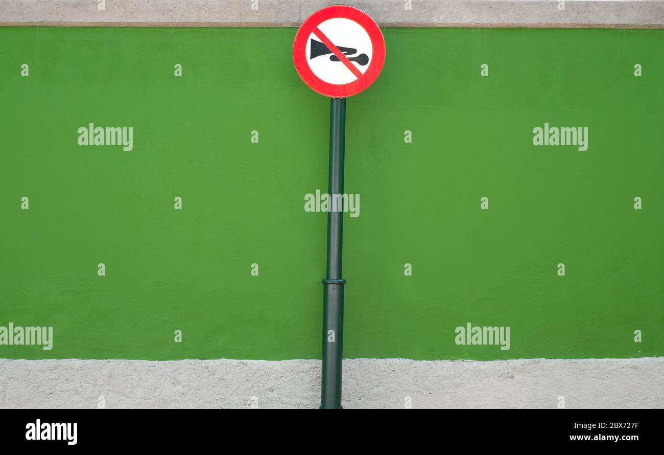 Vermeidung von Lärmbelästigung in der Stadt, ein Zeichen, das die Verwendung von Autohorn zu verbieten. Stockfoto