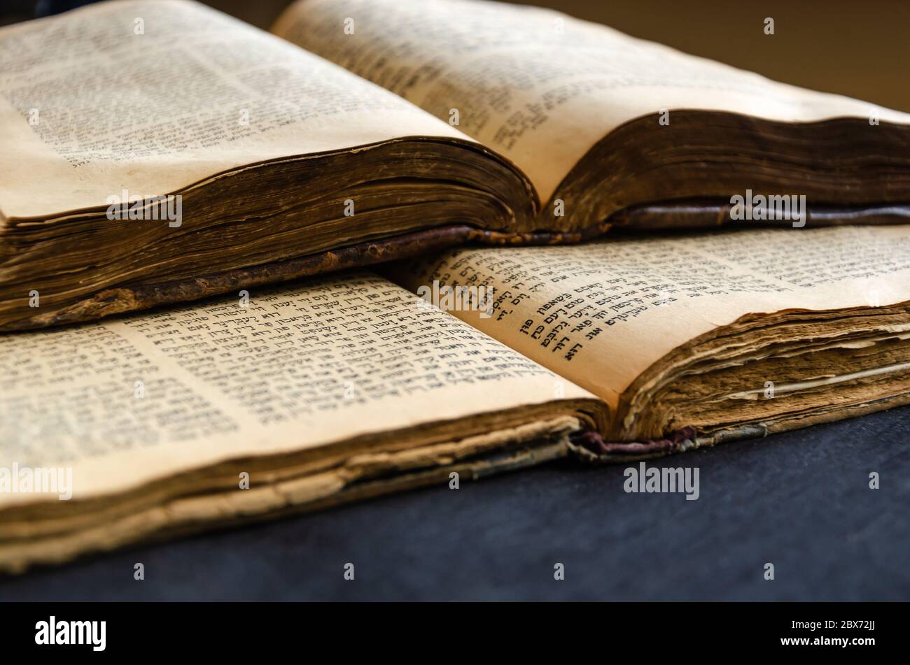 Jüdische Bibel. Ein offenes altes jüdisches Buch. Geöffnete Skriptseiten. Selektiver Fokus. Nahaufnahme des hebräischen Textes Stockfoto