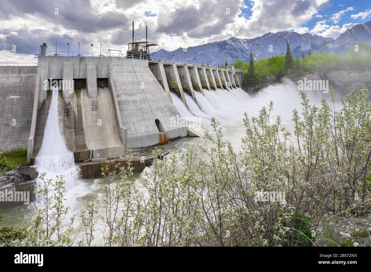 Sebe Wasserkraftwerk am Bow River in der Nähe von Exshaw, Alberta, Kanada Stockfoto