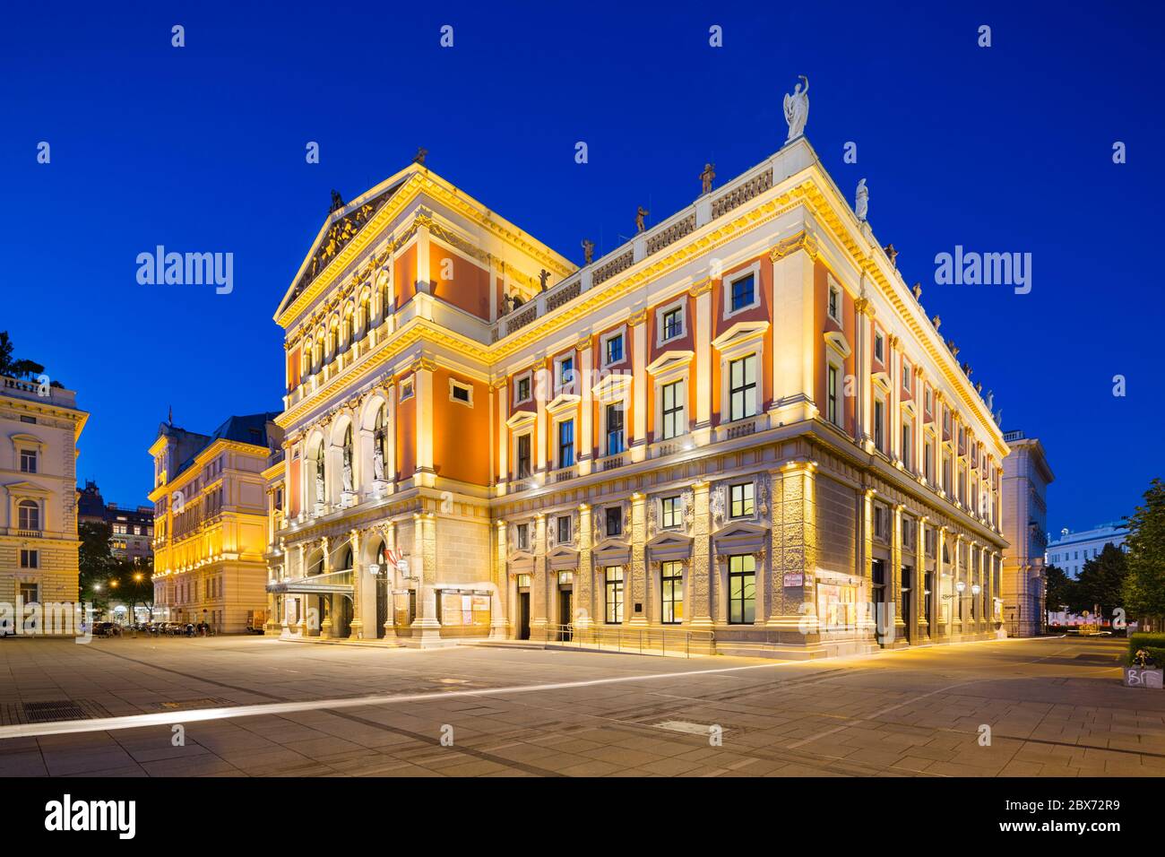 Nachtansicht des Konzertsaals Wiener Musikverein in Wien, Österreich, mit tiefblauem Himmel. Stockfoto