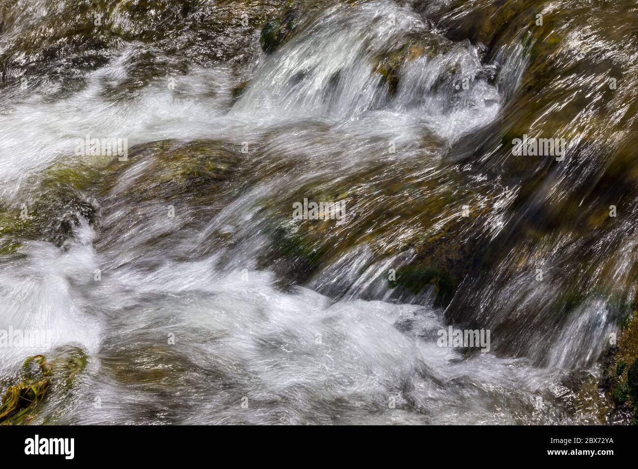 Reines, schnelles Wasser, das über Steine fließt Stockfoto