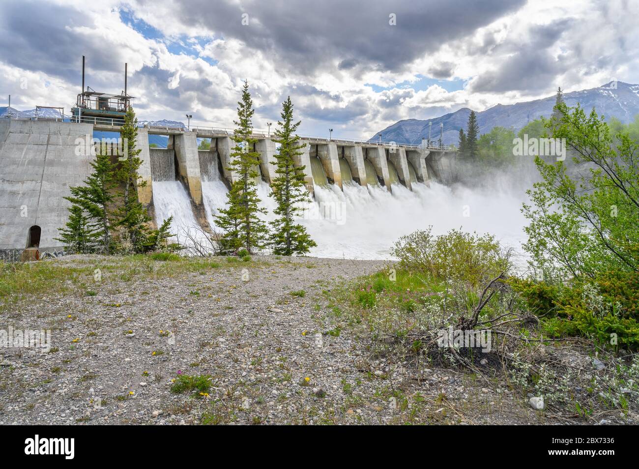 Sebe Wasserkraftwerk am Bow River in der Nähe von Exshaw, Alberta, Kanada Stockfoto