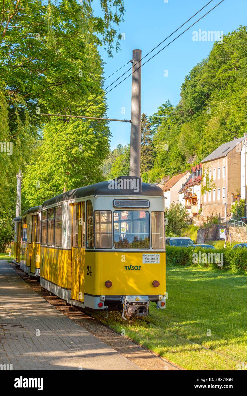 Kirnitzschtalbahn im Kirnitzschtal in der Sächsischen Schweiz bei Bad Schandau, Sachsen, Deutschland Stockfoto