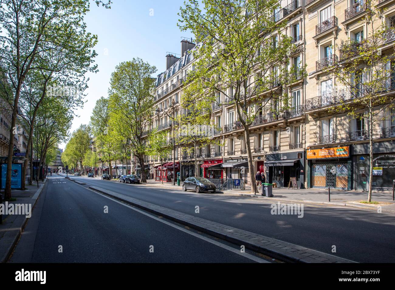 Paris, Frankreich - 13. April 2020: Der Boulevard Saint-Germain – eine große Straße in Paris am linken Ufer der seine, während der Eindämmungsmaßnahmen d Stockfoto