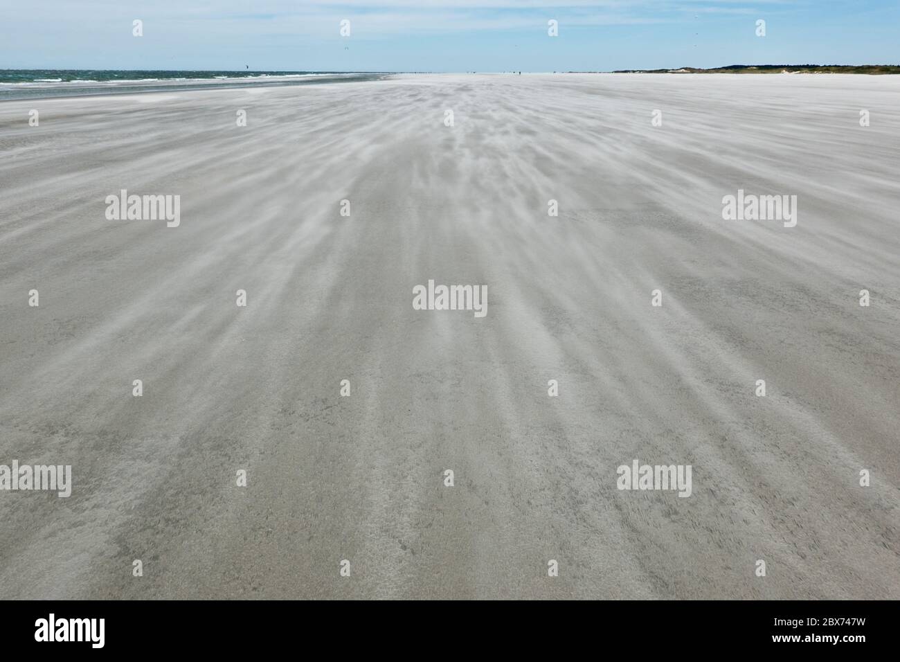 Sturm weht Sand über den Strand Stockfoto