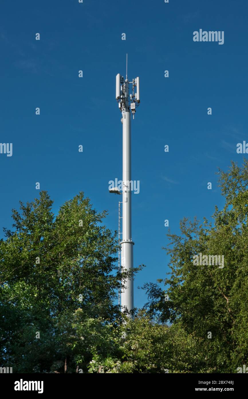 Hoher Telekommunikationsmast gegen blauen Himmel Stockfoto