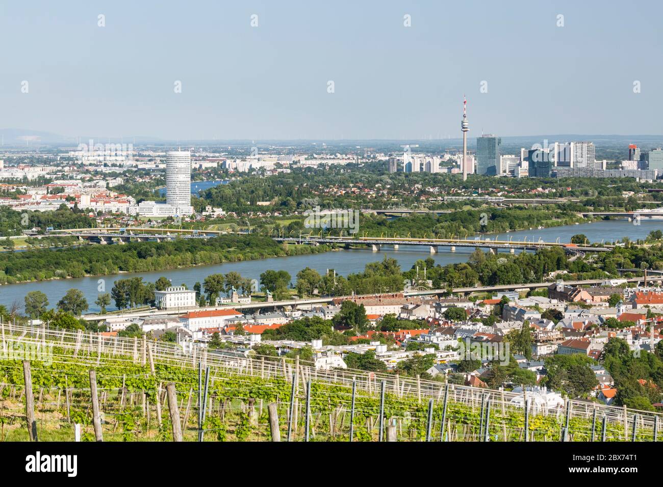Blick von einem Hügel über Wien, Österreich auf die Donau, das Internationale Zentrum und Donaucity. Stockfoto