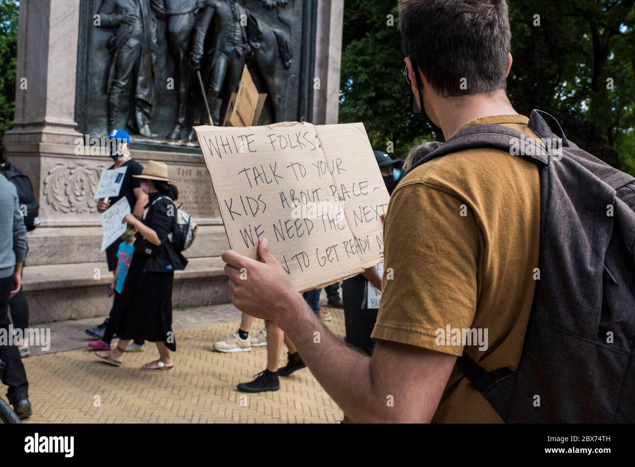 New York City, New York, USA - 31. Mai 2020: Friedlicher Protest, der Gerechtigkeit für den Tod von George Floyd fordert, durch Prospect Park, organisiert von Park Slope Familien, Brooklyn, New York City, USA. Stockfoto