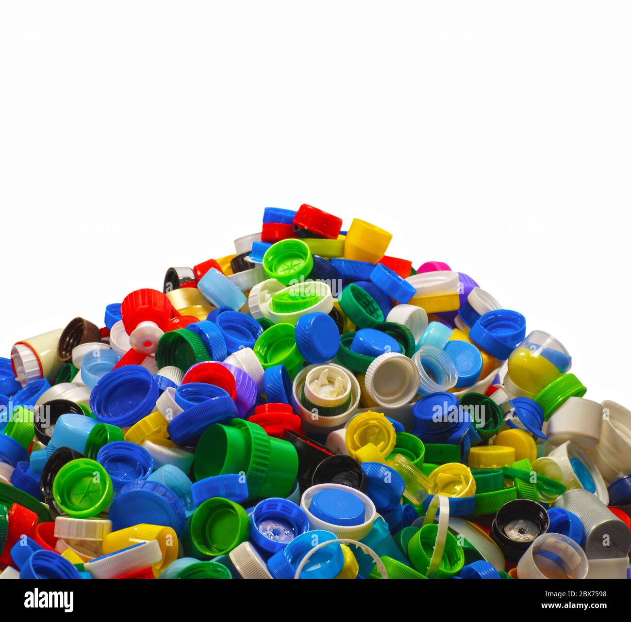Haufen von Verschlüssen aus Plastikflaschen. Sekundärrohstoff, meist HDPE (High-Density Polyethylen). Stockfoto