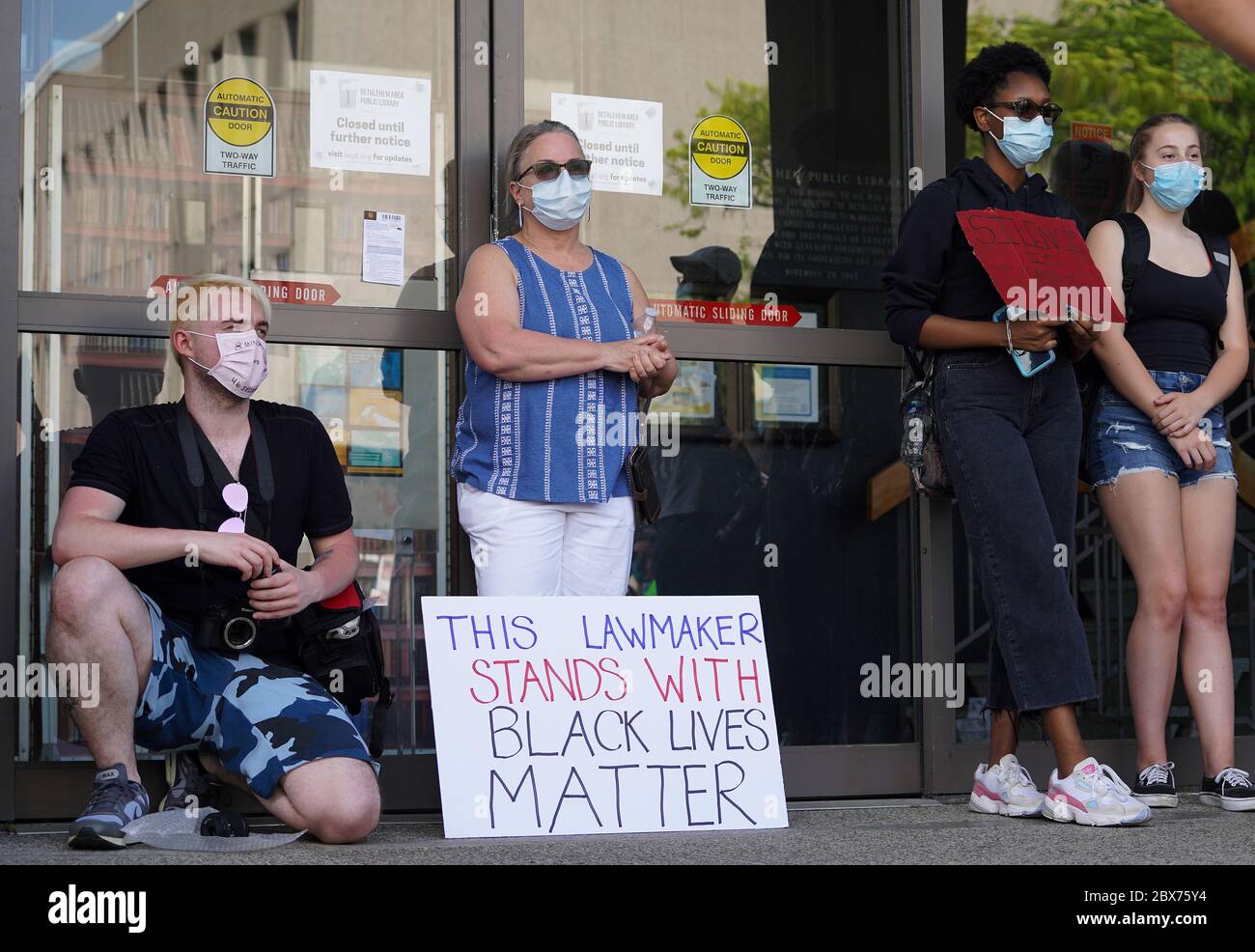 Die US-Vertreterin Susan Wild (PA-07), Mitte, steht mit Demonstranten am 4. Juni 2020 für einen Black Lives Matter-Stand-in in Bethlehem, Pennsylvania. Stockfoto