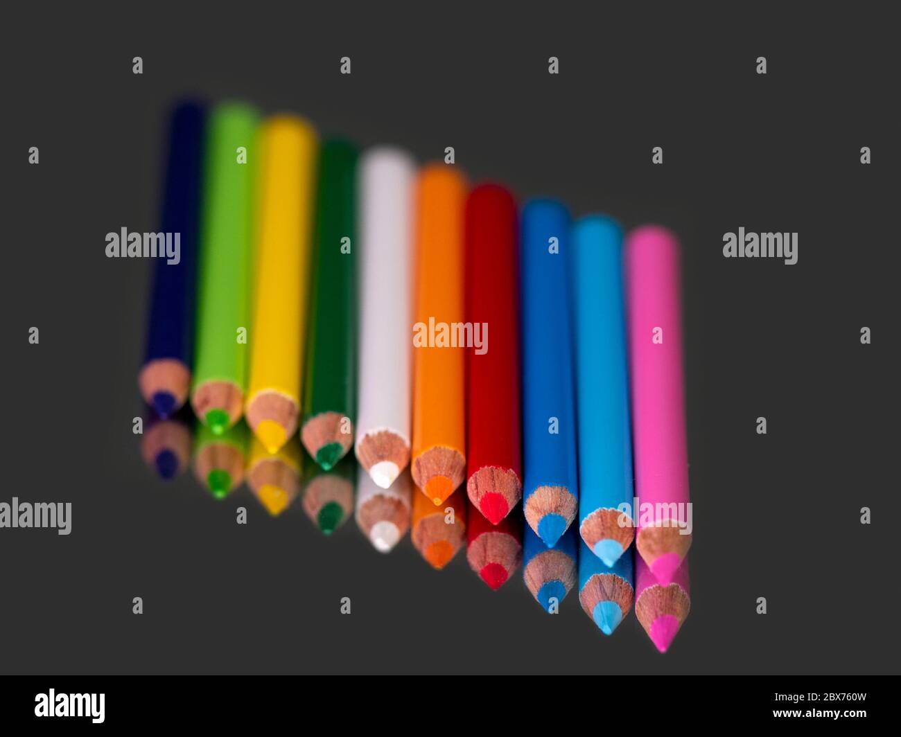 Set von Buntstiften auf Spiegel, reflektiert, Back-to-School oder Erwachsene Malbücher Konzept Stockfoto