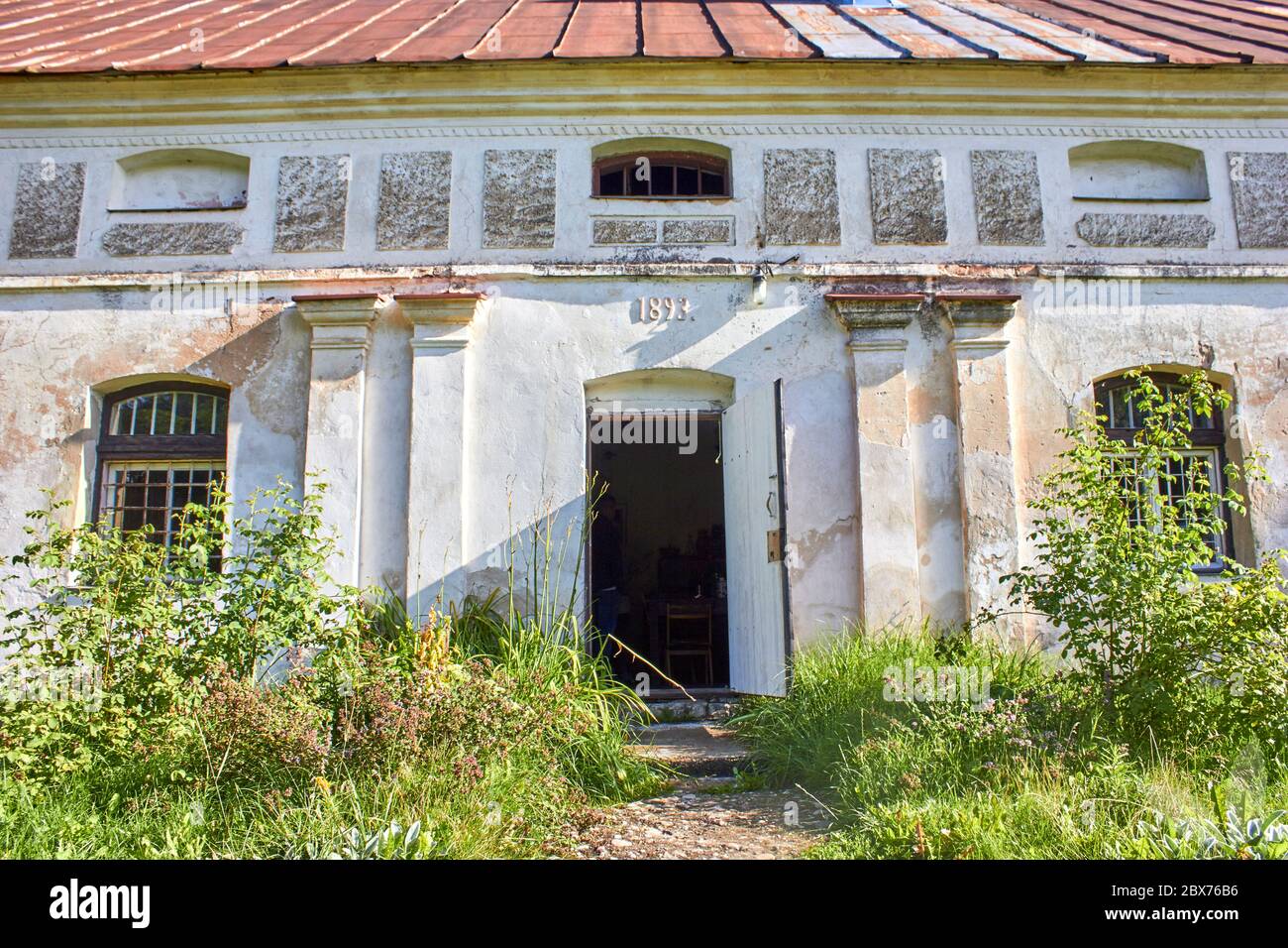 Altes Haus im Garten in der Nähe des Herrenhauses. Stockfoto