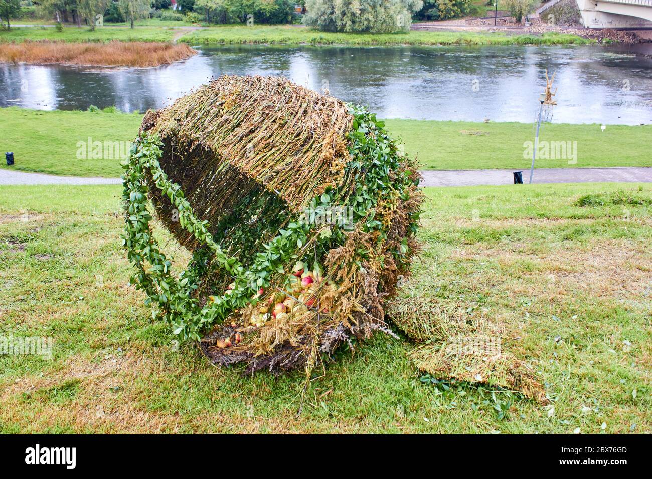 Kunstinstallation, die aussieht wie ein Apfel mit ein paar Äpfeln im Inneren Stockfoto