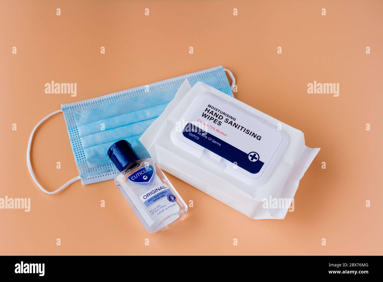 Packung mit Handdesinfektionsmitteln, antibakteriellem Handgel und einmal-Gesichtsmaske, Coronavirus-Konzept Stockfoto