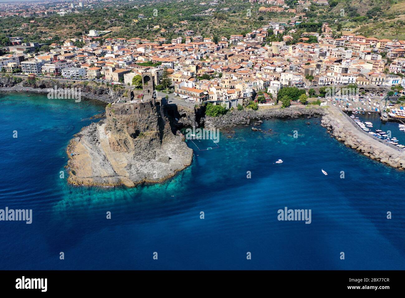 Acicastello Meer in der Sommersaison in Luftaufnahme von oben- Sizilien Reisen Stockfoto