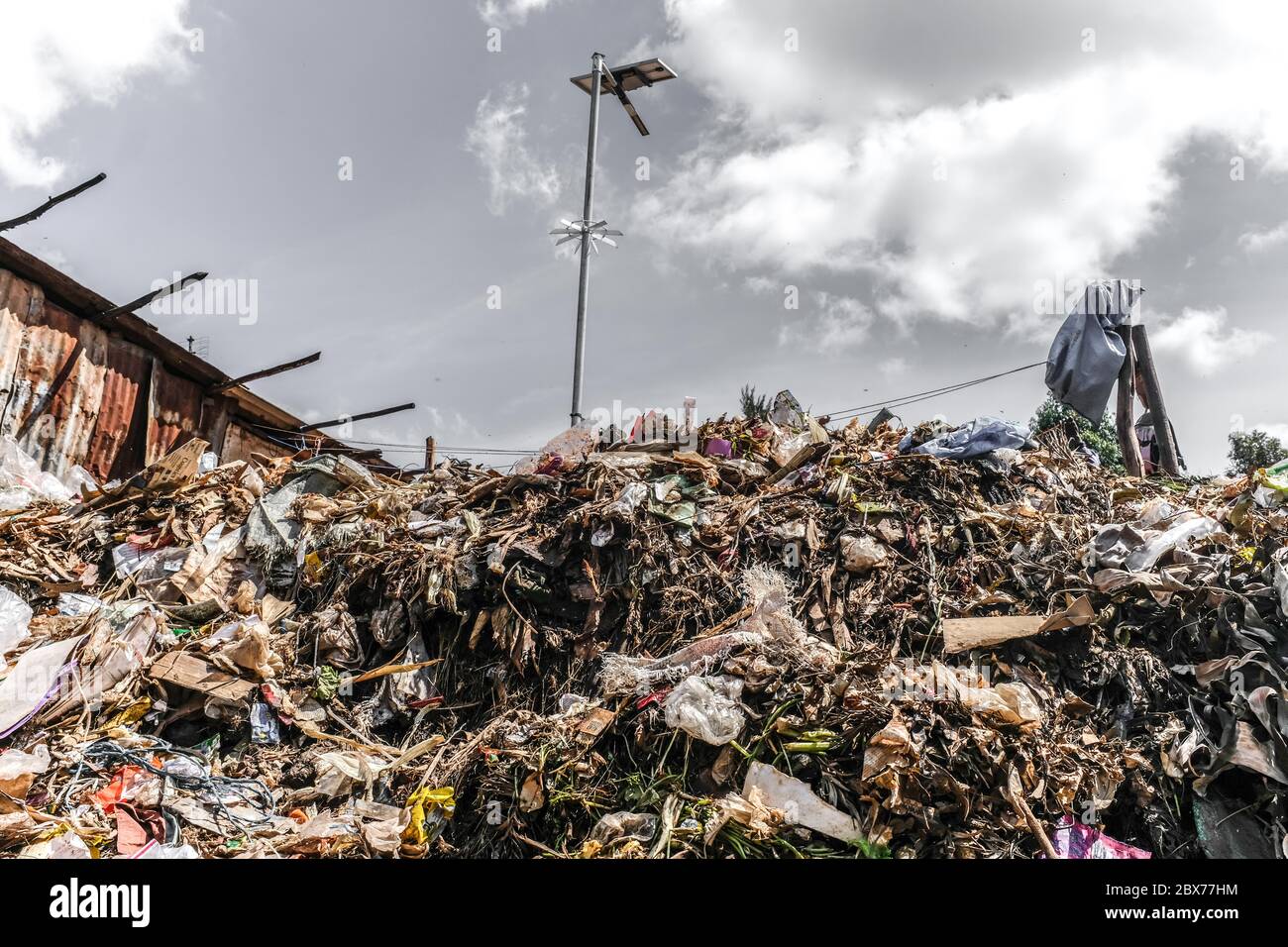 Eine Ansicht eines verlassenen Dumping-Standorts. Der Weltumwelttag ist einer der wichtigsten Tage für verschiedene Menschen auf der ganzen Welt. Viele werden erwartet, verschiedene Aktivitäten zu praktizieren und durchzuführen, die das Wachstum der menschlichen Bevölkerung, den Klimawandel und die globale Erwärmung reflektieren. Stockfoto