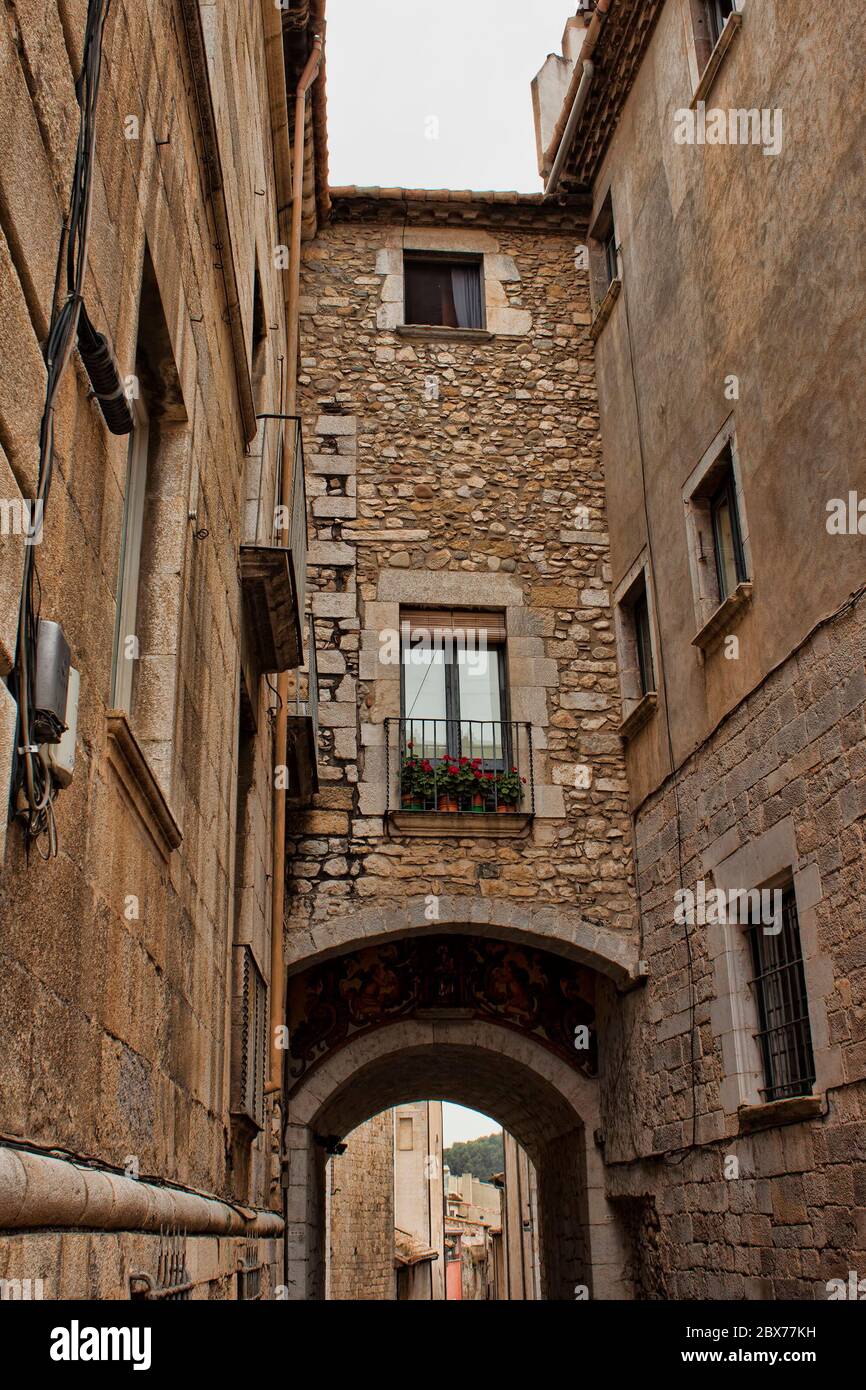 Alte Gebäude in den engen Gassen der Altstadt von Girona Stockfoto