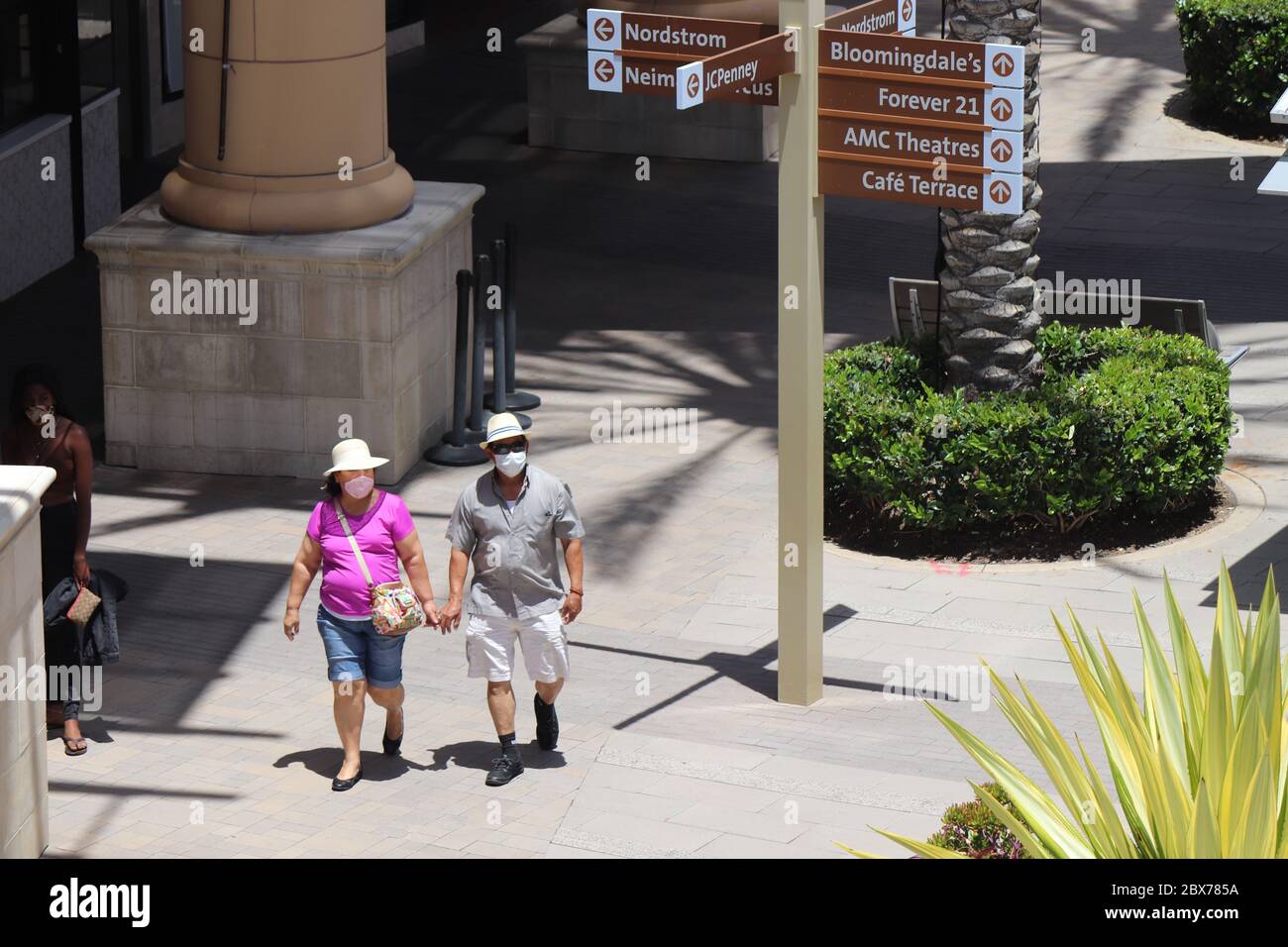 San Diego, CA 5-25-2020 bei der Wiedereröffnung der Fashion Valley Mall, Käufer mit Masken in den wenigen Läden stöbern geöffnet während der Wiedereröffnung auf Mem Stockfoto