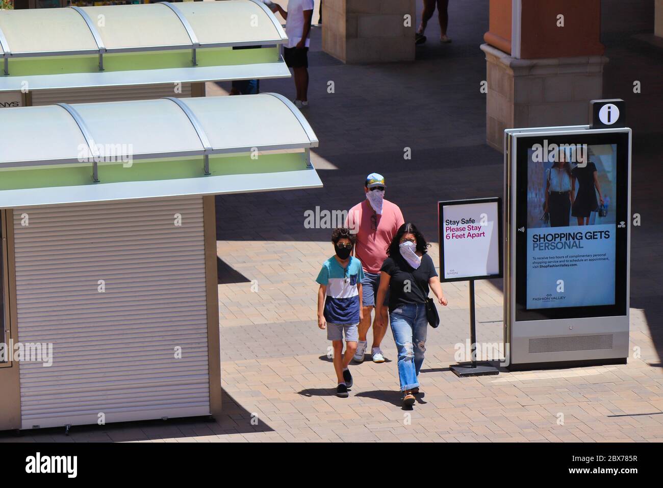 San Diego, CA 5-25-2020 bei der Wiedereröffnung der Fashion Valley Mall, Käufer mit Masken in den wenigen Läden stöbern geöffnet während der Wiedereröffnung auf Mem Stockfoto