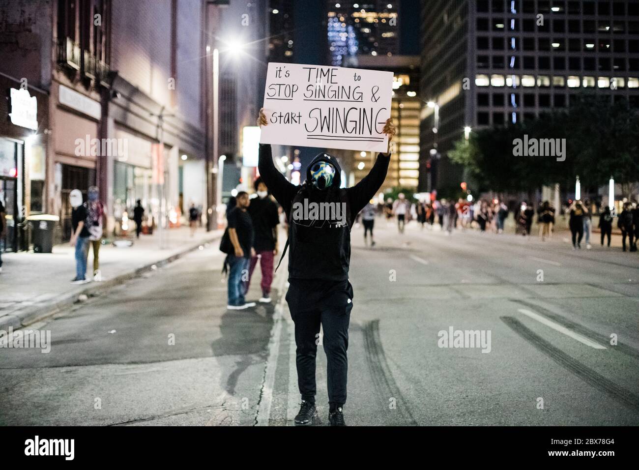 Dallas, Texas / USA - 30 2020. Mai: Protestierende marschieren durch die Straßen von Dallas, um gegen den Tod von George Floyd zu protestieren. Stockfoto