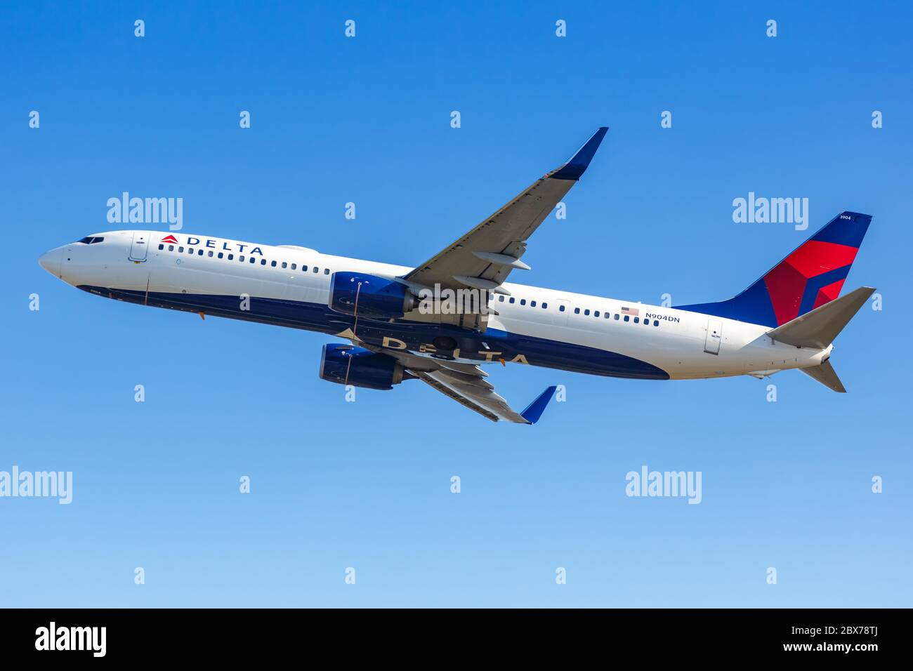 Atlanta, Georgia - 3. April 2019: Delta Air Lines Boeing 737-900ER Flugzeug am Flughafen Atlanta (ATL) in Georgia. Boeing ist ein amerikanischer Flugzeughersteller Stockfoto