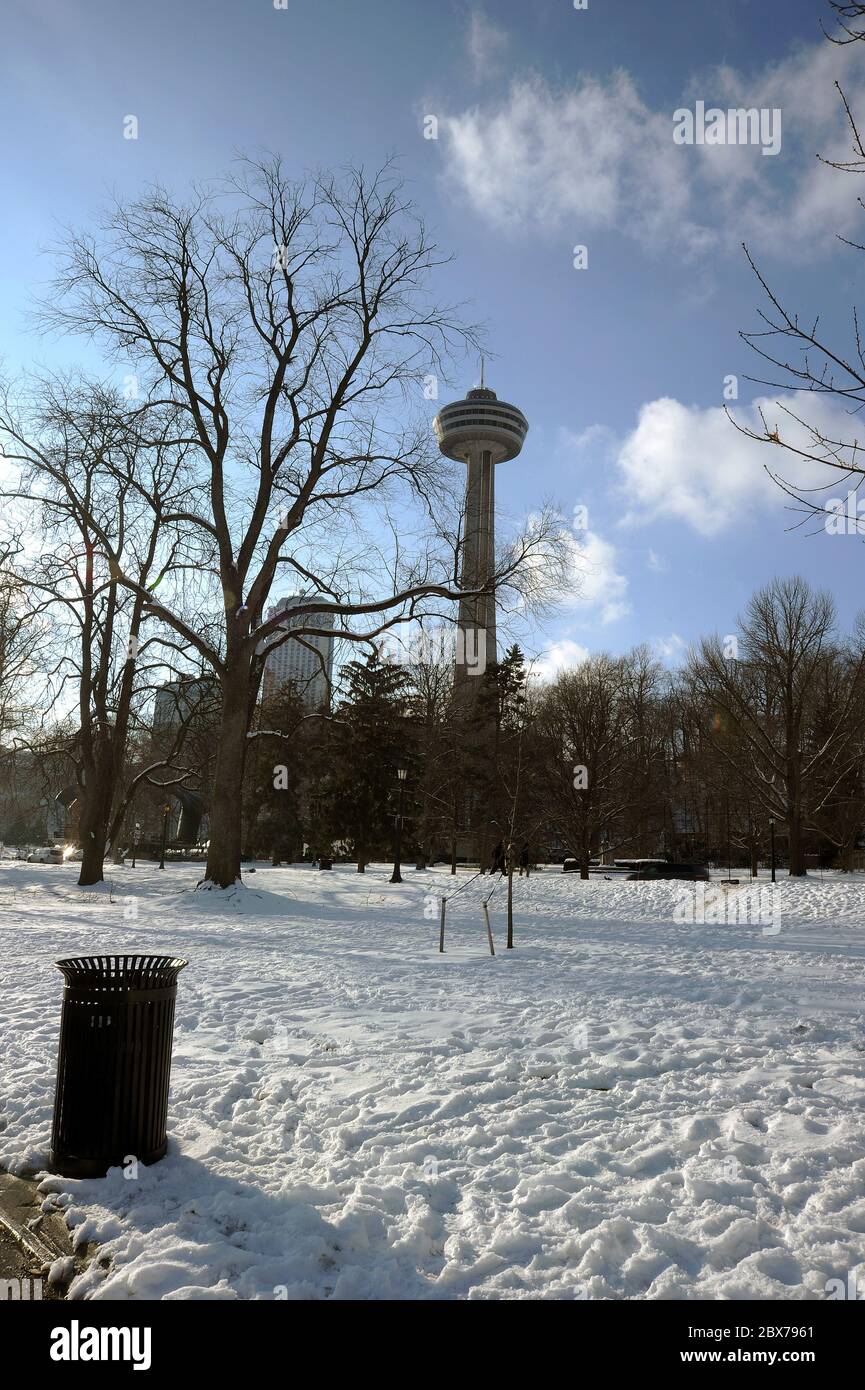 Der Skylon Tower vom Niagara Parkway aus gesehen. Stockfoto