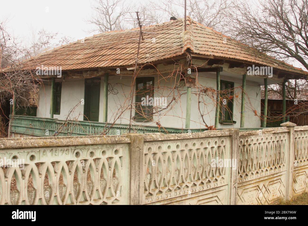 Traditionelles einfaches Haus mit einer Warp um Veranda in Silistea Gumesti, Rumänien Stockfoto