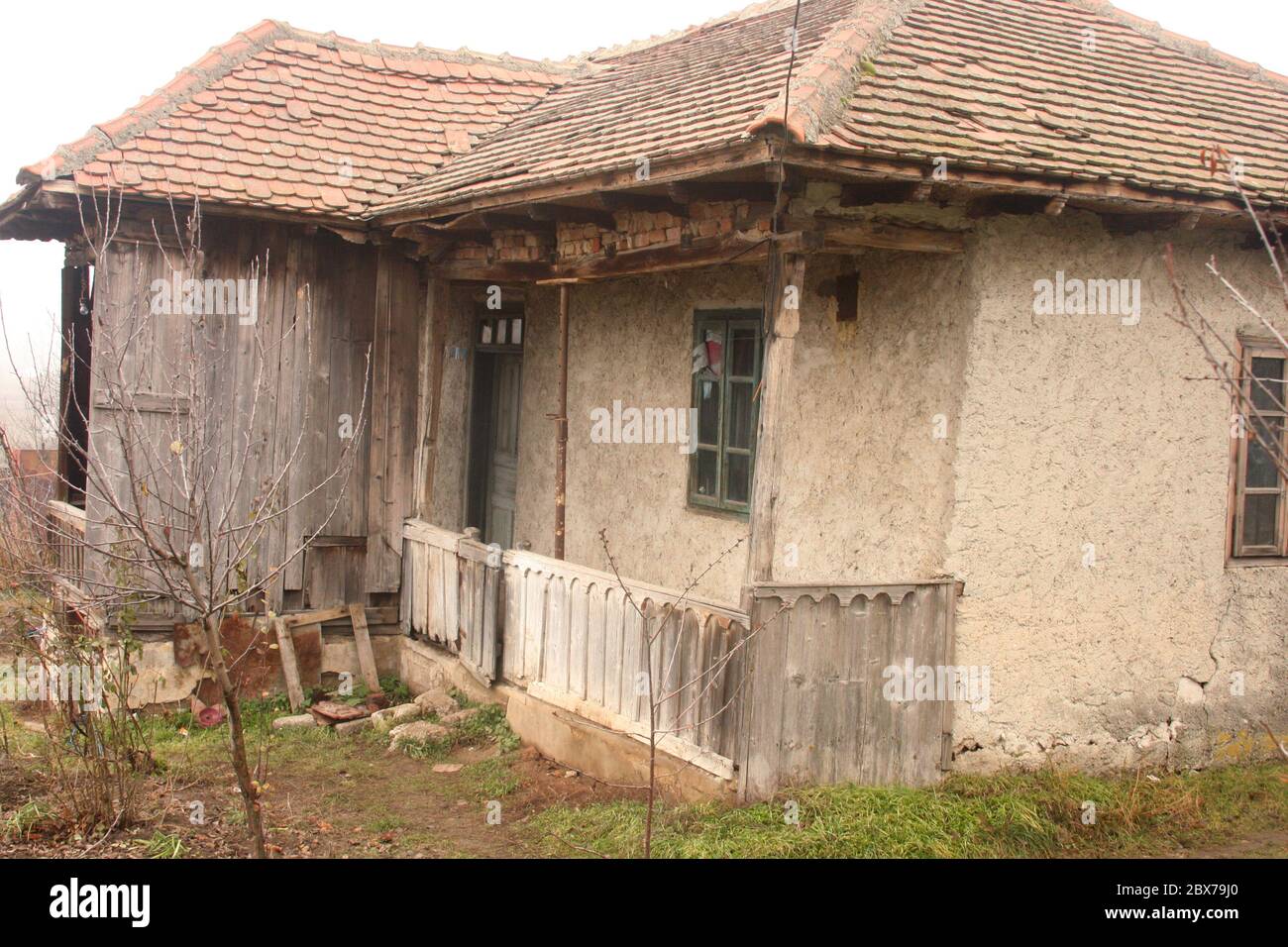 Verfallene kleine traditionelle Haus in Silistea Gumesti, Rumänien Stockfoto