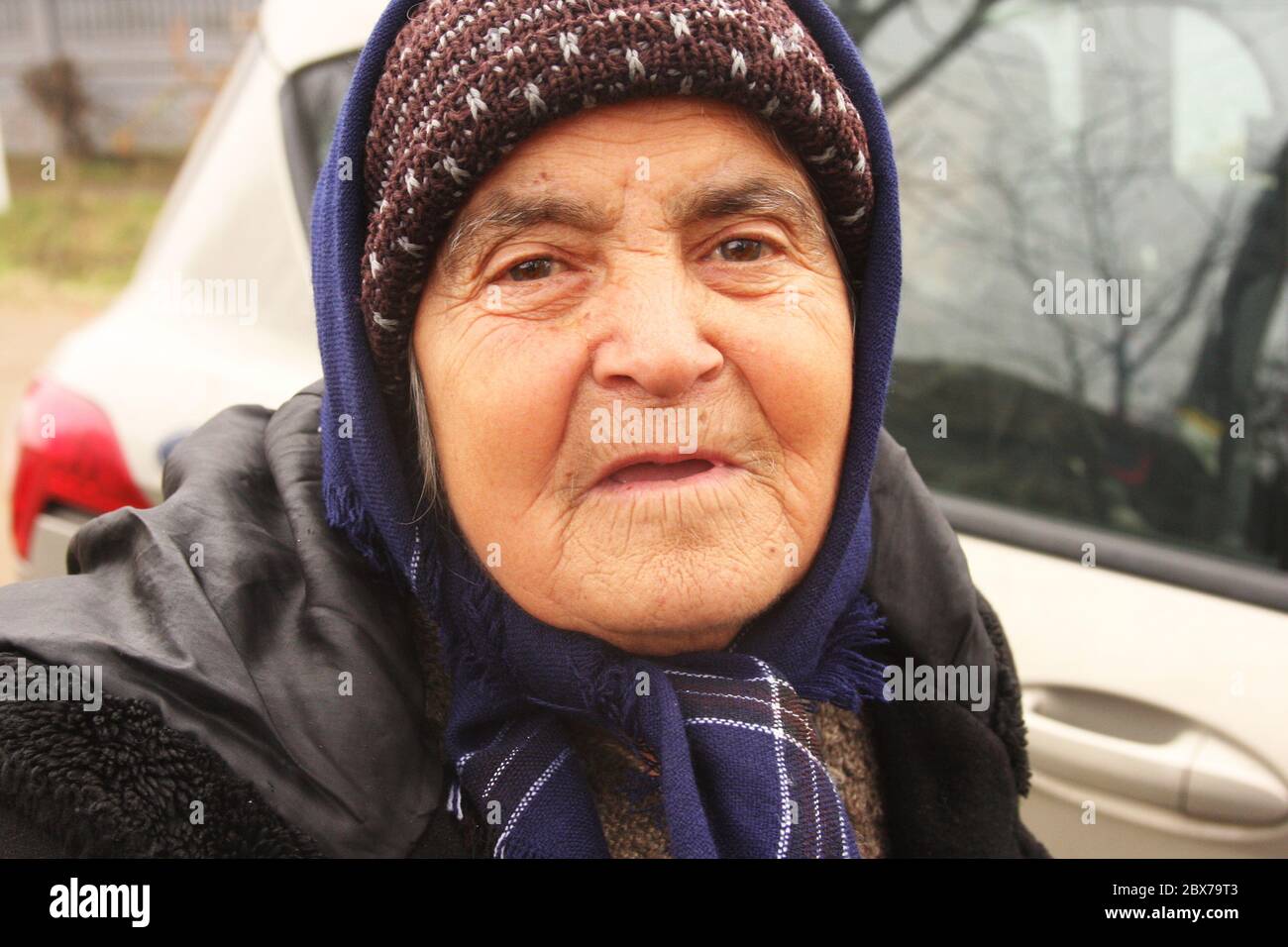 Porträt einer alten Frau in Rumänien Stockfoto