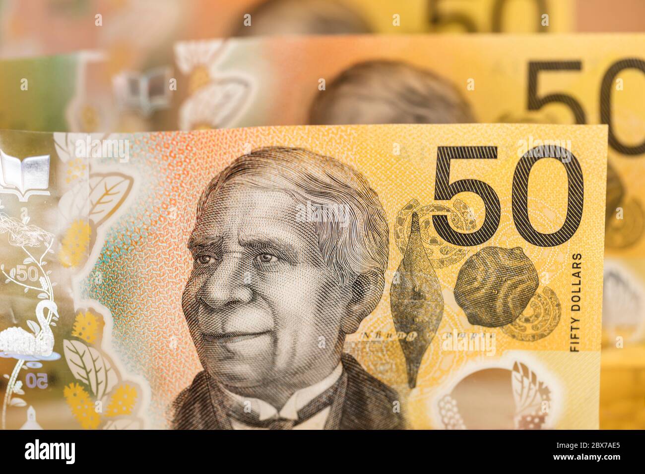 Australische Geldhintergrund. 50-Dollar-Noten im weichen Fokus über Weiß. Neues Problem mit Kunststoffnotizen. Stockfoto