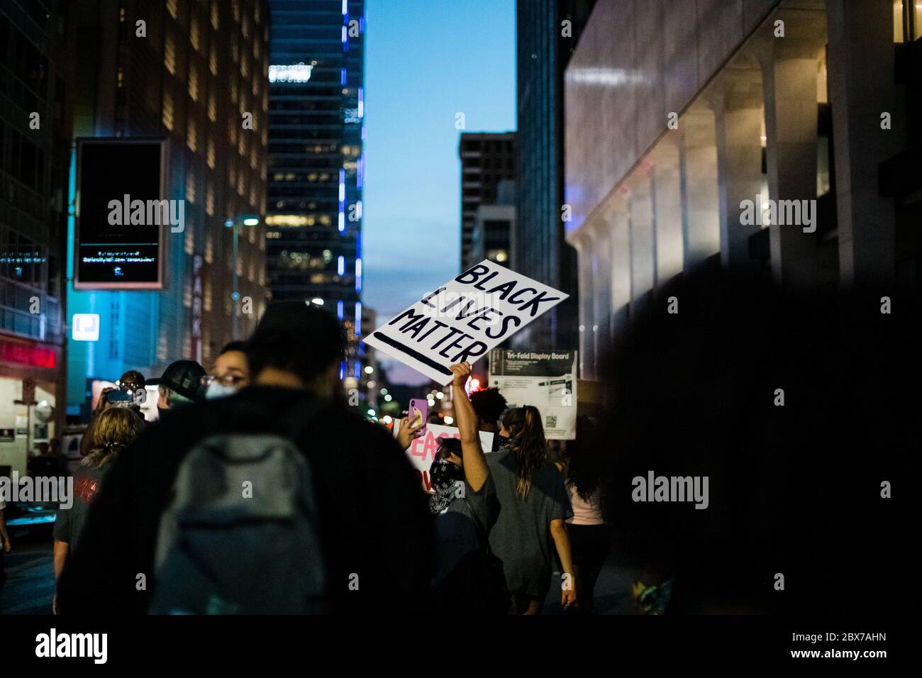 Dallas, Texas / USA - 30 2020. Mai: Protestierende marschieren durch die Straßen von Dallas, um gegen den Tod von George Floyd zu protestieren. Stockfoto