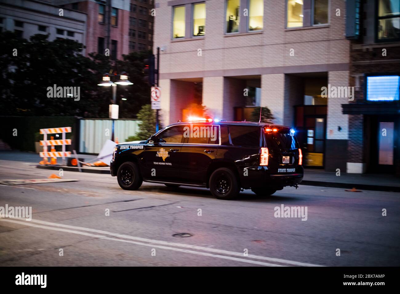 Dallas, Texas / USA - 30 2020. Mai: Protestierende marschieren durch die Straßen von Dallas, um gegen den Tod von George Floyd zu protestieren. Stockfoto