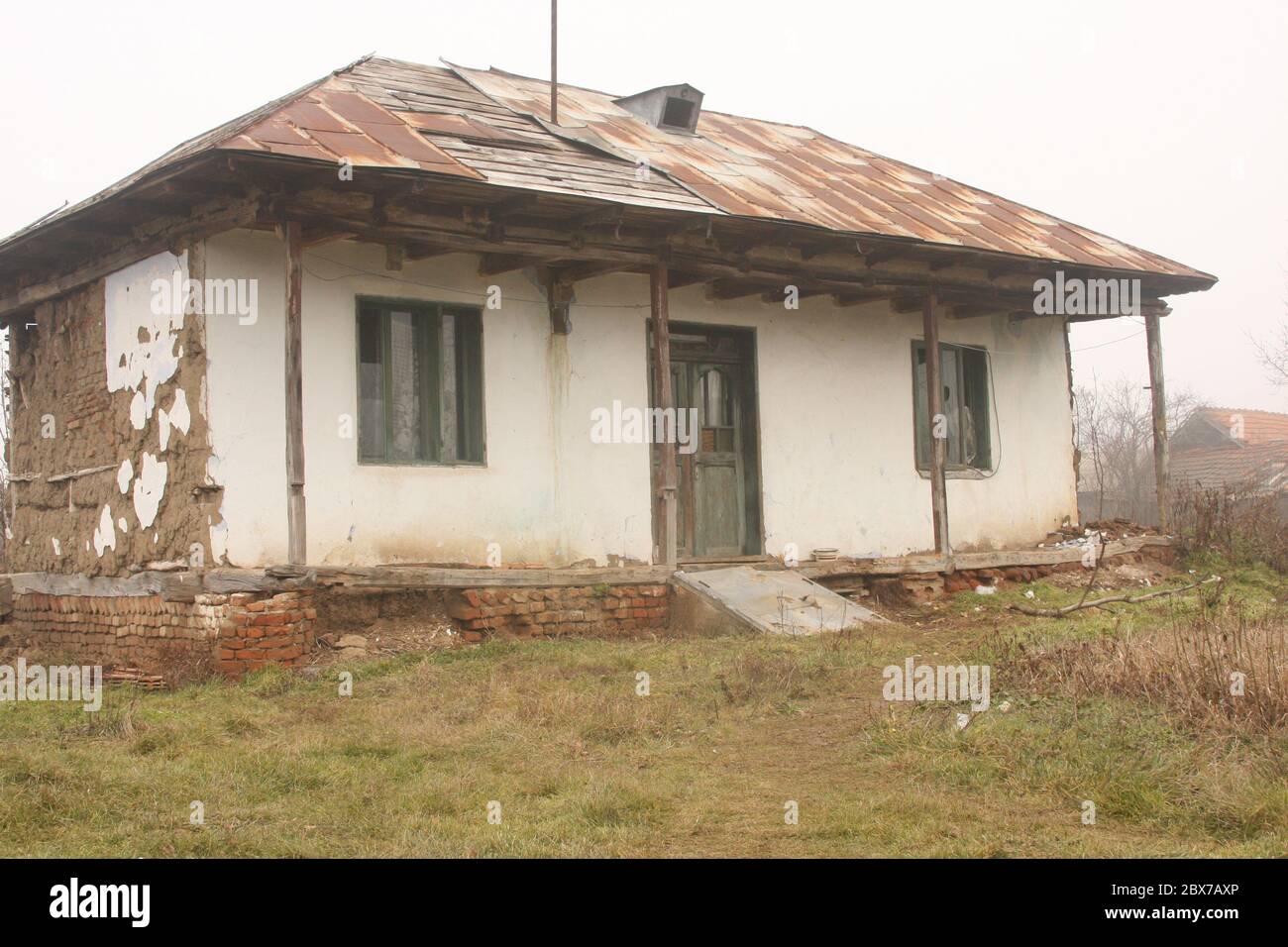 Verlassene einfache Schlammhaus in Silistea Gumesti, Rumänien Stockfoto