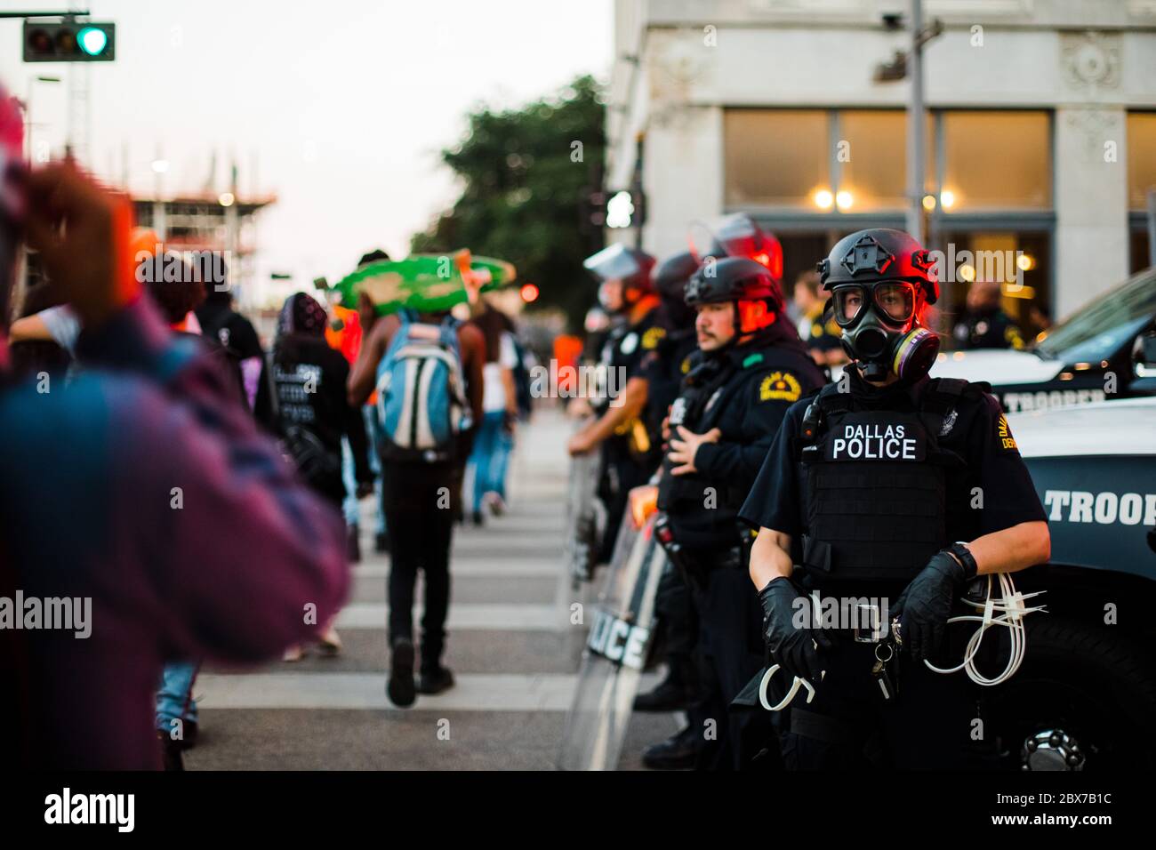 Dallas, Texas / USA - 30 2020. Mai: Protestierende marschieren durch die Straßen von Dallas, um gegen den Tod von George Floyd zu protestieren. Stockfoto
