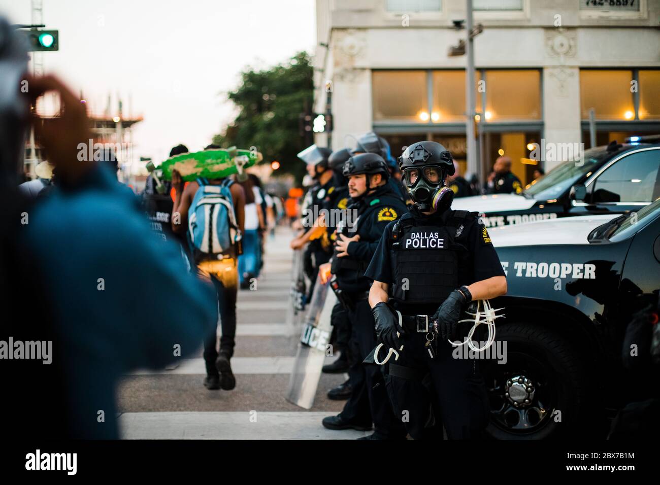 Dallas, Texas / USA - 30 2020. Mai: Protestierende marschieren durch die Straßen von Dallas, um gegen den Tod von George Floyd zu protestieren. Stockfoto