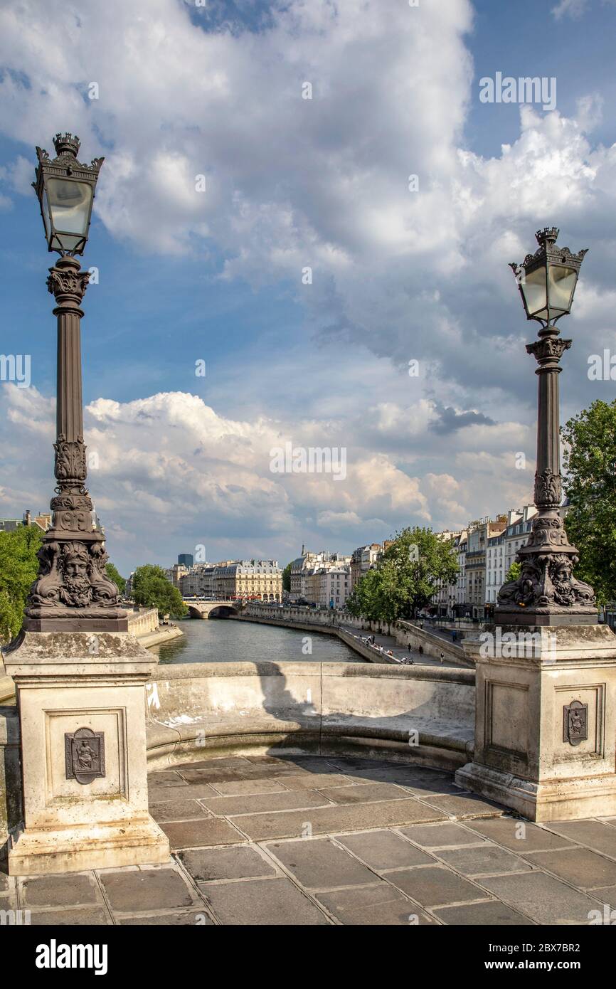 Paris, Frankreich - 3. Juni 2020: Stadtbild von Paris. Blick vom berühmten Pont Neuf mit traditionellem Laternenpfosten. Frankreich. Stockfoto