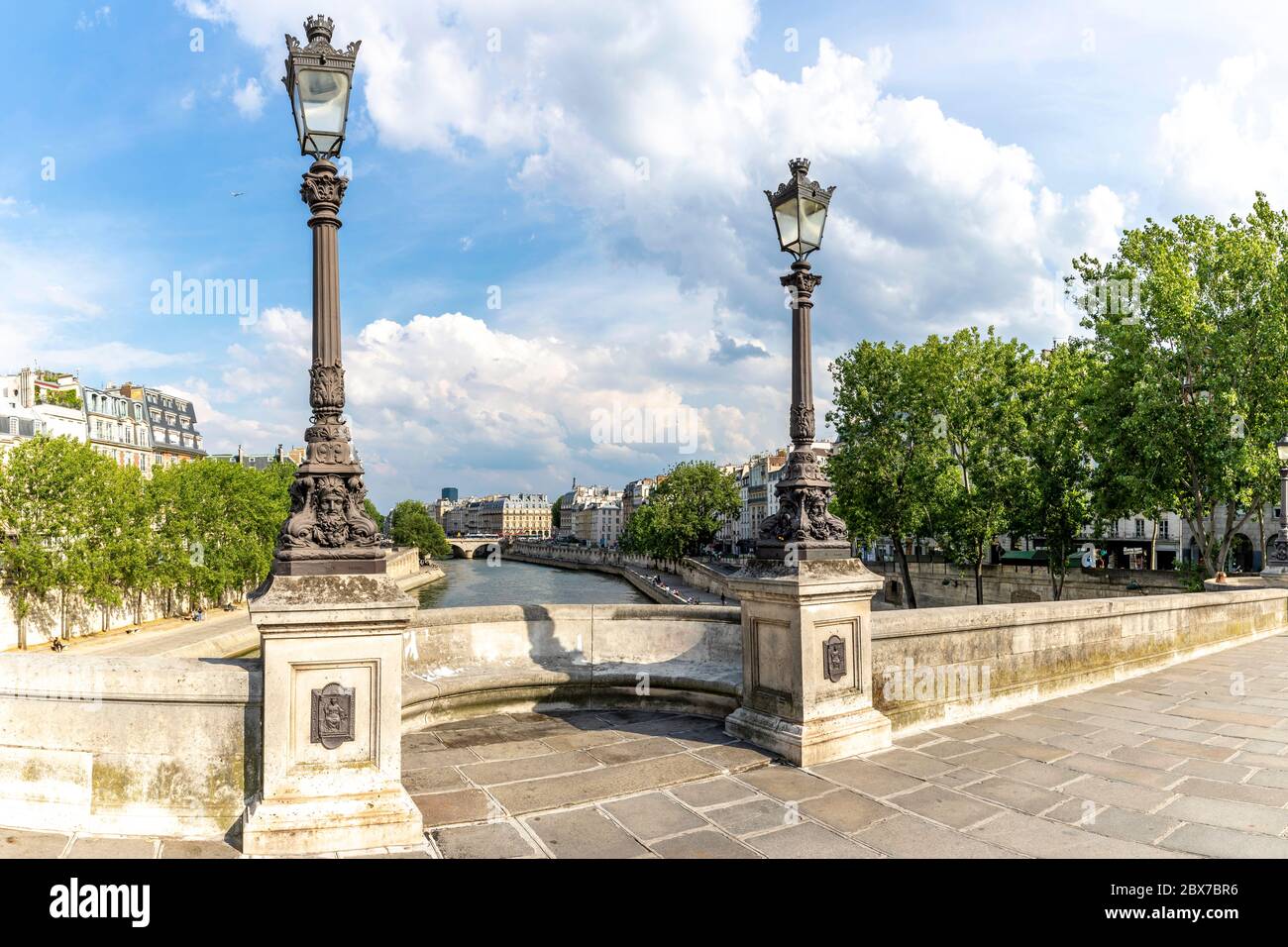 Paris, Frankreich - 3. Juni 2020: Stadtbild von Paris. Blick vom berühmten Pont Neuf mit traditionellem Laternenpfosten. Frankreich. Stockfoto